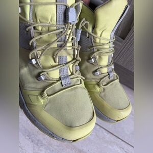 On cloud cloudtrax waterproof mid hiking shoes women’s 10.5